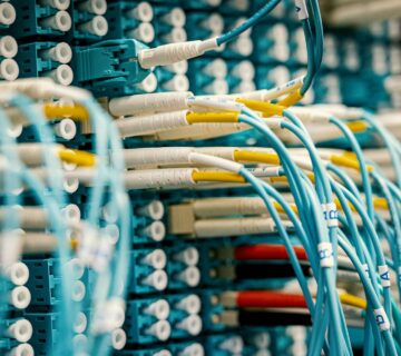 جهاز ألياف ضوئية حديث مزوّد بوصلات بلاستيكية ملونة modern fiber optic device with colorful plastic connectors