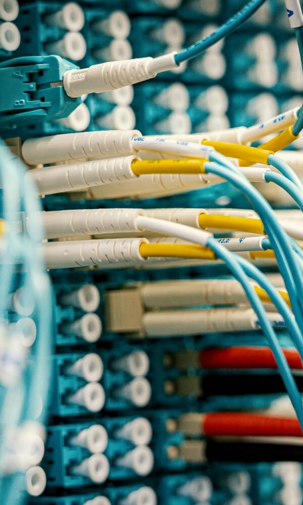 جهاز ألياف ضوئية حديث مزوّد بوصلات بلاستيكية ملونة modern fiber optic device with colorful plastic connectors