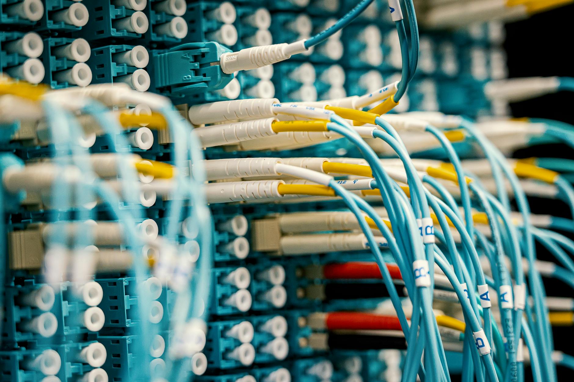جهاز ألياف ضوئية حديث مزوّد بوصلات بلاستيكية ملونة modern fiber optic device with colorful plastic connectors